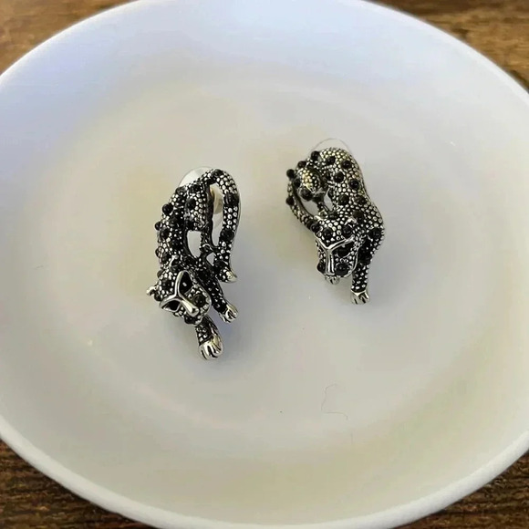 ❤️ NEW 2/$20 or 3/$25 Black and Silver Cat Earrings - Picture 1 of 5